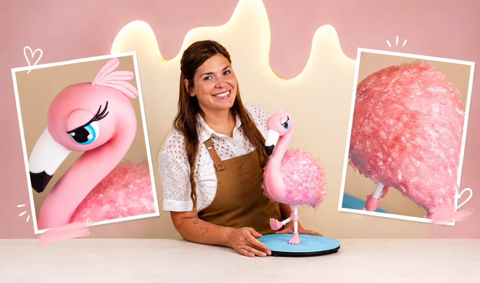 Pamela Pastor junto al flamenco escultórico de torta terminado, con dos detalles: los ojos con mirada propia y la textura del plumaje en papel de arroz